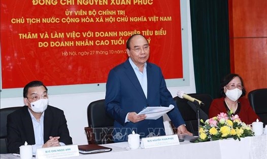 Chủ tịch nước Nguyễn Xuân Phúc làm việc với lãnh đạo thành phố Hà Nội và các cá nhân điển hình tiên tiến là người cao tuổi làm quản lý doanh nghiệp. Ảnh: Thống Nhất/TTXVN