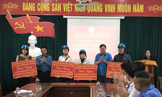 Lãnh đạo LĐLĐ tỉnh Thái Bình, LĐLĐ huyện Thái Thụy trao mũ bảo hiểm moto xe máy cho các Chủ tịch công đoàn cơ sở. Ảnh: B.M