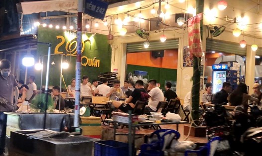 Một quán nhậu ở quận Tân Phú (TPHCM) cho khách ăn uống tại chỗ tối ngày 26.10.  Ảnh: Chân Phúc