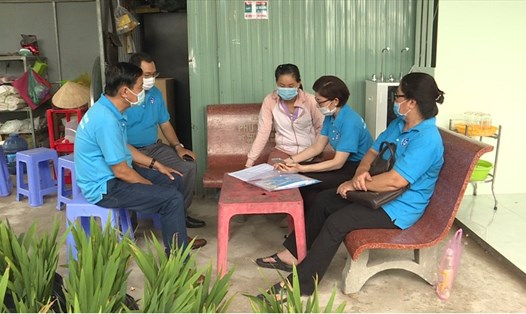 Cán bộ ngành BHXH Việt Nam tư vấn về chính sách BHXH tự nguyện tới người dân. Ảnh: BHCC