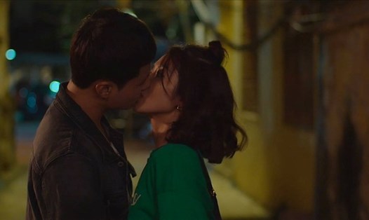 Nụ hôn ngọt ngào của Thanh Sơn và Khả Ngân trong phim "11 tháng 5 ngày". Ảnh: NSX.