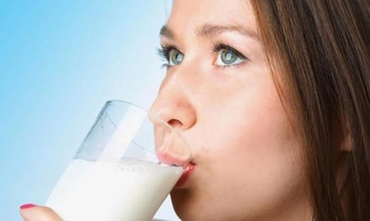 Uống sữa giúp ngủ ngon hơn. Ảnh: AFP