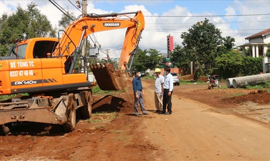 Các nhà thầu ở tỉnh Đắk Nông đẩy nhanh tiến độ thi công. Ảnh: Phan Tuấn