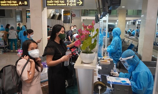 Hành khách làm thủ tục bay tại sân bay Tân Sơn Nhất. Ảnh: Khánh Linh.