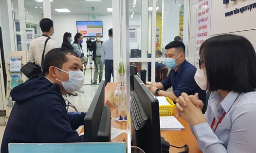 Người lao động đến TTVLD Hà Nội tham gia tuyển dụng kết nối online. Ảnh: Lương Hạnh.