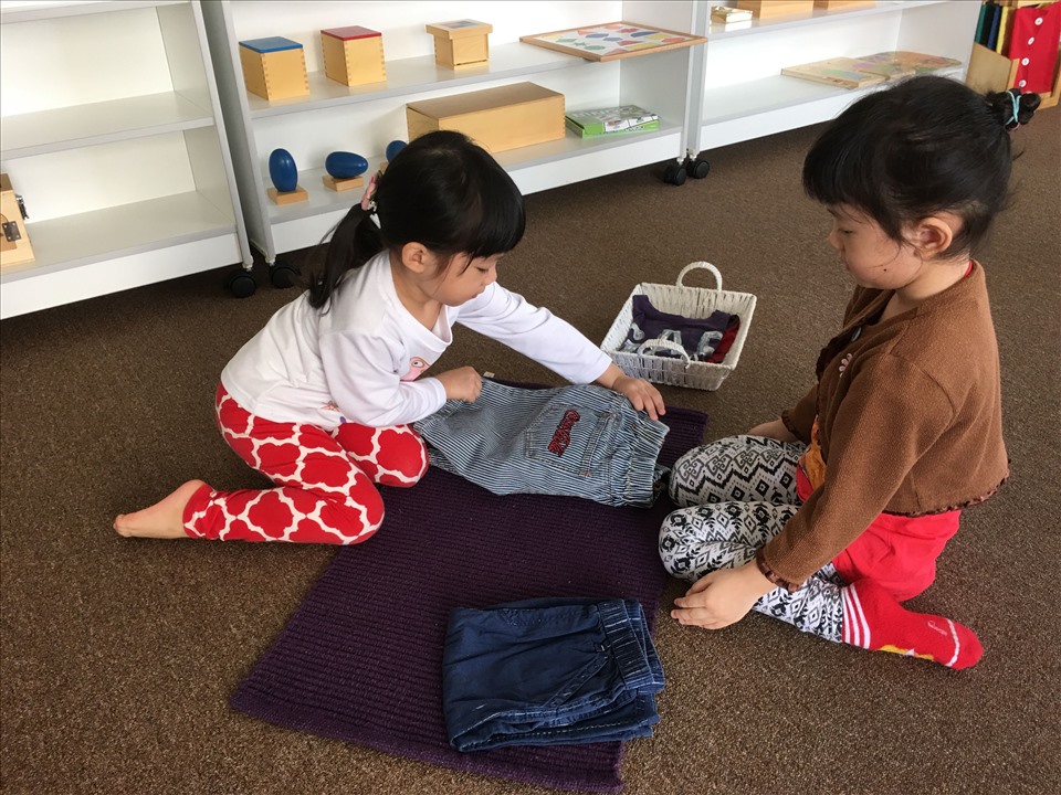 Dạy trẻ học qua thực hành gấp quần áo