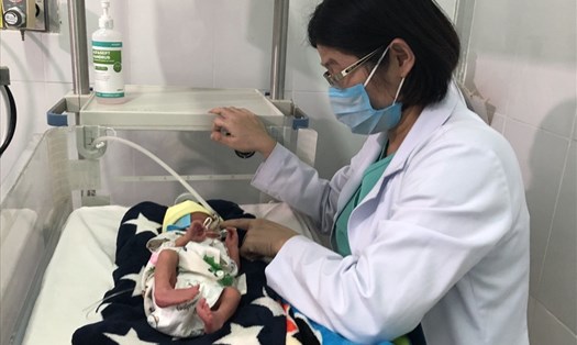Bé gái sơ sinh bị bỏ rơi đang được các bác sĩ Bệnh viện Đa khoa tỉnh Đắk Nông chăm sóc.