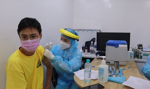 Trẻ em được tiêm vaccine tại cơ sở y tế. Ảnh: Nguyễn Ly