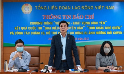 Phó Chủ tịch Tổng LĐLĐVN Ngọ Duy Hiểu chủ trì họp báo. Ảnh: Nguyễn Hải