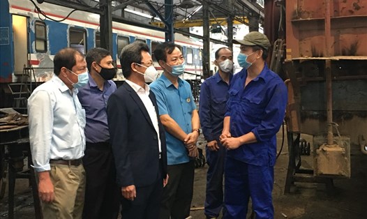 Công đoàn Đường sắt Việt Nam thăm hỏi, chăm lo cho người lao động. Ảnh: L.Nguyên