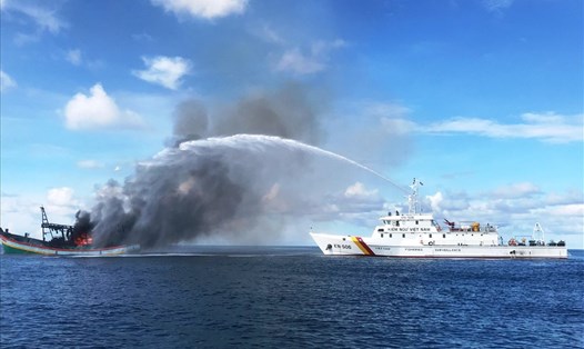 Lực lượng kiểm ngư nỗ lực phun nước chữa cháy nhưng không cứu được tàu cá. Ảnh: KN