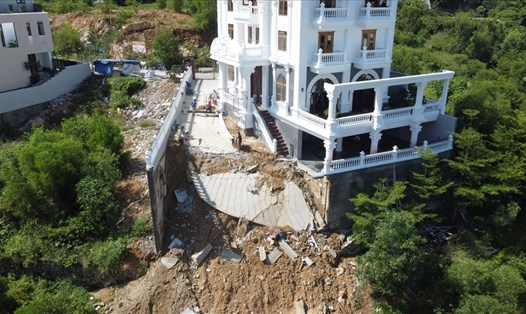 Sau mưa lớn, dự án biệt thự Nha Trang Sea Park bị sạt lở. Ảnh CC