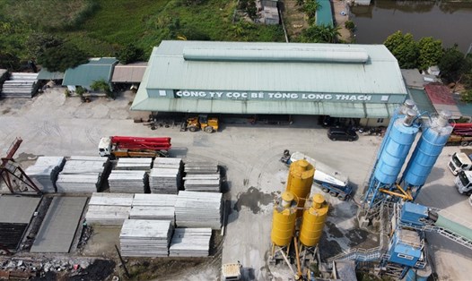 Trạm trộn bê tông không phép của Công ty TNHH Long Thạch "mọc" trên diện tích 9.500m2 đất phi nông nghiệp tại xã Đông Mỹ (TP.Thái Bình). Ảnh: T.D