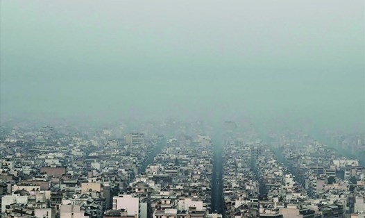 Cả Liên Hợp Quốc và Tổ chức Y tế Thế giới đều coi ô nhiễm không khí là một trong những vấn đề môi trường gây chết người nhất thế giới, gây ra cái chết cho hàng triệu người. Ảnh: Louisa Gouliamaki/AFP