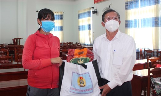 154 túi an sinh được trao cho công nhân lao động khó khăn tại huyện Vạn Ninh, tỉnh Khánh Hoà. Ảnh: Phương Linh
