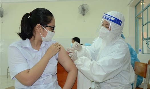 Tiêm vaccine COVID-19 cho học sinh Trường THPT Lương Thế Vinh (quận 1, TPHCM). Ảnh: Huyên Nguyễn