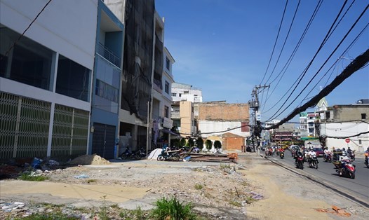 Nhiều ngôi nhà trên đường Trường Chinh (quận Tân Bình) cần được giải tỏa cho dự án tuyến metro số 2 đi qua. Ảnh: Minh Quân
