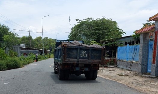 Xe tải chở đất mà cán bộ xã Long Sơn đã chặn lại kiểm tra. Ảnh NVCC