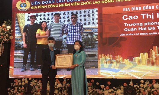 Phó Chủ tịch Tổng LĐLĐ Việt Nam Trần Văn Thuật trao khen thưởng Gia đình CNVCLĐ Thủ đô tiêu biểu năm 2021. Ảnh: Kiều Vũ