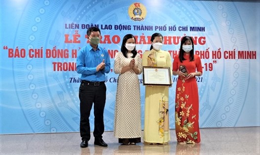 Ông Trần Đoàn Trung, Phó Chủ tịch Thường trực LĐLĐ TPHCM trao giải cho nhóm tác giả của Báo Người Lao Động. Ảnh: Đức Long