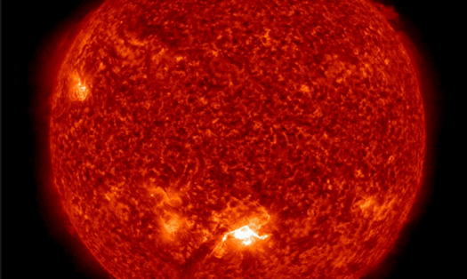 Ảnh động cho thấy một ngọn lửa mặt trời cấp X1 phun ra từ vết đen mặt trời vào ngày 28.10.2021. Ảnh: NASA/SDO và các nhóm khoa học AIA, EVE và HMI.