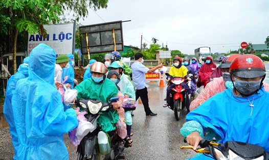 Lực lượng chức năng tại Quảng Bình hỗ trợ người dân về quê qua địa bàn. Ảnh: LPL