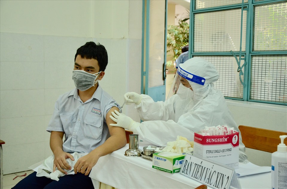 Tiêm vaccine COVID-19 cho học sinh Trường THPT Lương Thế Vinh (quận 1, TPHCM). Ảnh: Huyên Nguyễn