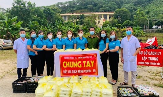 Công đoàn cơ sở các trường học đóng trên địa bàn xã Tân Lập (huyện Bắc Quang) nấu và ủng hộ, hỗ trợ 290 suất cơm cho công dân Khu cách ly tại Trường Trung cấp nghề Bắc Quang. Ảnh: Hùng Mạnh
