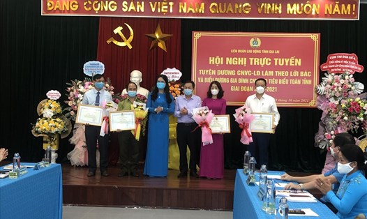 Bà Trần Lệ Nhung - Chủ tịch LĐLĐ tỉnh Gia Lai tặng hoa và bằng khen cho các cá nhân có thành tích xuất sắc. Ảnh T.T