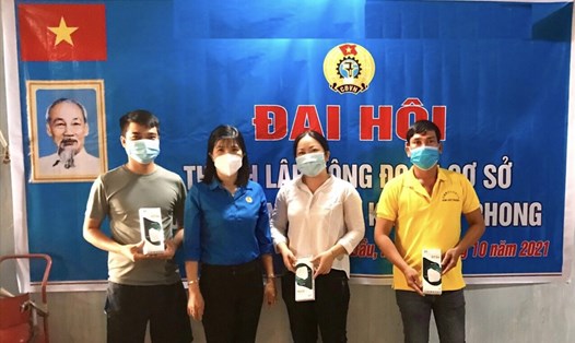 Bà Trần Thị Thanh Kiều (áo xanh) - Chủ tịch Liên đoàn Lao động huyện cùng Ban chấp hành CĐCS Công ty TNHH MTV Kim Việt Phong ra mắt đại hội.