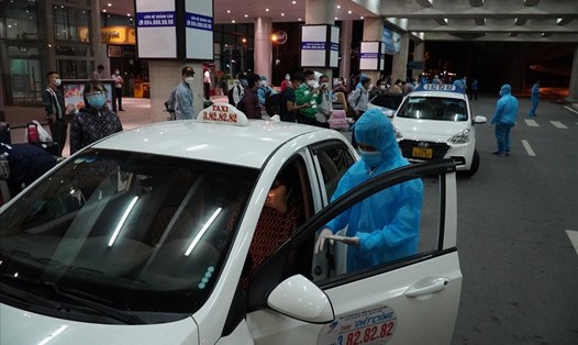 Xe taxi vận chuyển khách từ sân bay Cát Bi về cách ly tại nhà/nơi lưu trú. Ảnh CTV
