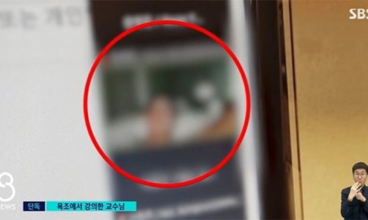 Một giáo sư Đại học Hanyang vừa tắm vừa dạy online. Ảnh chụp màn hình từ SBS