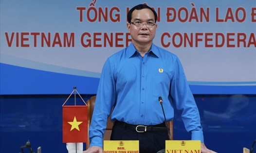 Đồng chí Nguyễn Đình Khang - Uỷ viên Trung ương Đảng, Chủ tịch Tổng LĐLĐVN - phát biểu tại Hội nghị. Ảnh: Nguyễn Hải