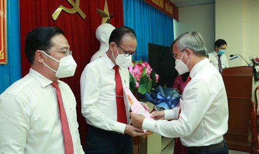 Chủ tịch UBND tỉnh Đồng Nai Cao Tiến Dũng (bên phải) trao quyết định bổ nhiệm ông Nông Văn Dũng giữ chức Phó giám đốc Sở LĐTBXH. Ảnh: Hà Anh Chiến