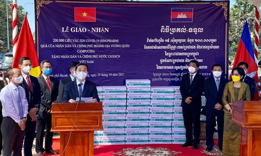 Lễ bàn giao 200.000 liều vaccine Campuchia tặng Việt Nam. Ảnh: BNG