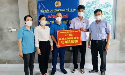 Đoàn viên Nguyễn Văn Thảo nhận hỗ trợ kinh phí Mái ấm Công đoàn. Ảnh: CĐN
