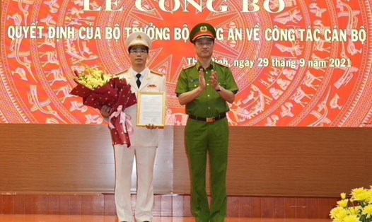 Trung tướng Nguyễn Duy Ngọc trao quyết định và chúc mừng Thượng tá Trần Văn Phúc - tân Giám đốc Công an tỉnh Thái Bình được bổ nhiệm. Ảnh: VGP