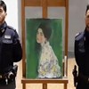 Cảnh sát Italia đứng cạnh bức tranh "Portrait of a Lady". Ảnh: AFP