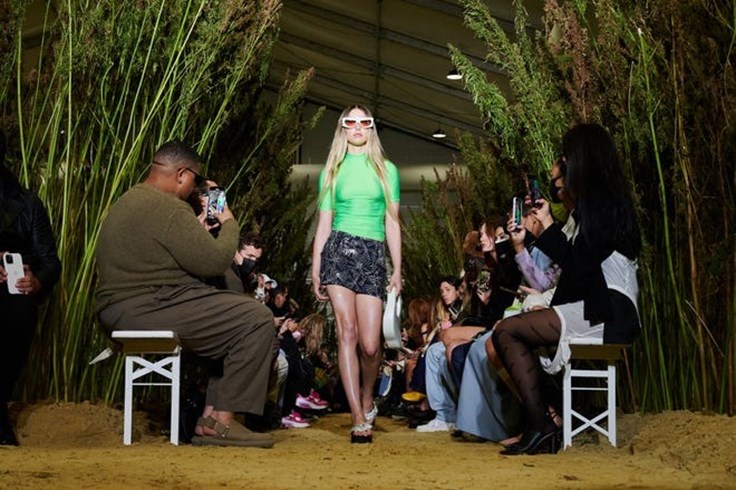 Con gái Steve Jobs làm người mẫu trong Tuần lễ thời trang Paris