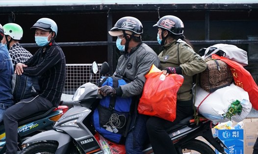 Người dân tự phát đi xe máy về quê ở các tỉnh ĐBSCL ngày càng tăng cao. Ảnh: Tạ Quang.