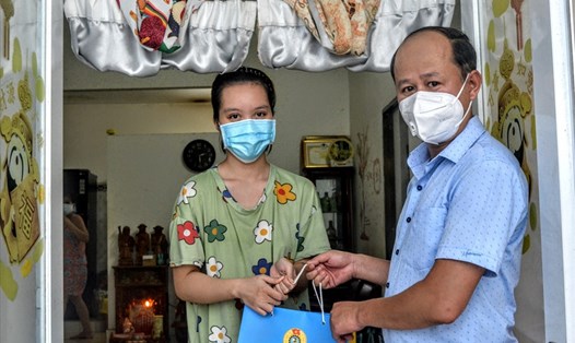 Đại diện LĐLĐ TP.Đà Nẵng trao 100 suất quà hỗ trợ người lao động khó khăn do dịch bệnh. Ảnh: Thanh Hùng