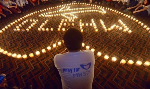 Cầu nguyện cho các nạn nhân MH370. Ảnh: AFP