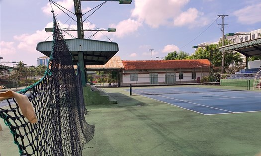Dịch vừa giám ngành chức năng tỉnh Bạc Liêu xin nâng cấp sân quần vợt trên 1.2 tỉ đồng. Ảnh Nhật Hồ