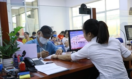Người lao động nộp hồ sơ hưởng trợ cấp thất nghiệp. Ảnh: Hải Nguyễn.