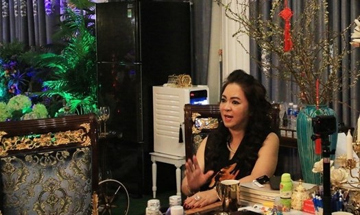 Thời gian qua bà Nguyễn Phương Hằng thường xuyên livestream phản ánh nhiều nghệ sỹ có dấu hiệu ăn chặn tiền từ thiện. Ảnh: cắt clip