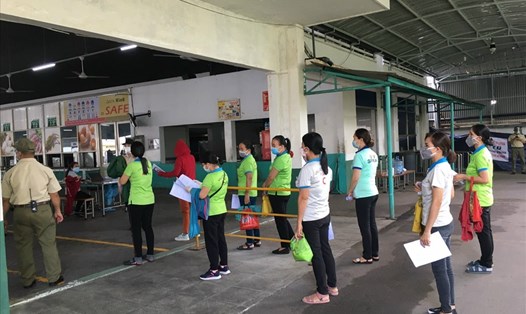 Công nhân Công ty CP Taekwang Vina, KCN Biên Hoà 2 chờ tới lượt tiêm vaccine. Đây là điều kiện để công nhân vùng xanh được tới nhà máy làm việc. Ảnh: Hà Anh Chiến