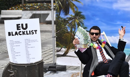Một nhà hoạt động của Oxfam diễn một vở kịch đường phố châm biếm bắt chước người giàu có che giấu tài sản ở các "thiên đường thuế". Ảnh minh họa. Ảnh: AFP