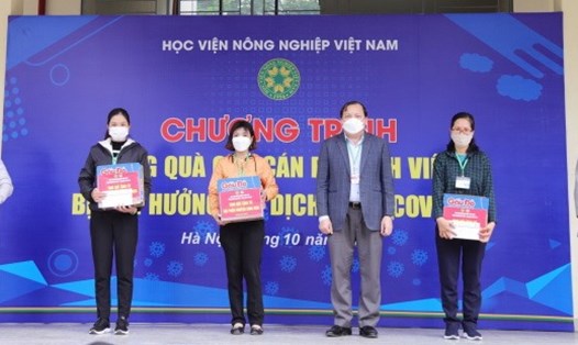 Trao tặng quà tại Học viện Nông nghiệp Việt Nam. Ảnh: CĐN