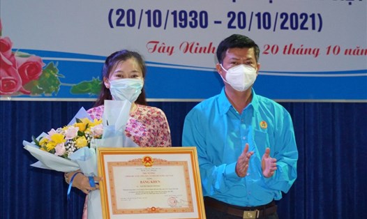 Ông Trần Lê Duy- Chủ tịch Liên đoàn Lao động tỉnh trao bằng khen của Thủ tướng Chính phủ cho chị Nguyễn Thị Quỳnh Giao