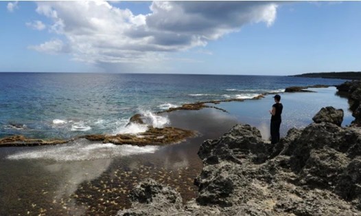 Bờ biển tại Tonga, quốc gia vừa ghi nhận ca nhiễm COVID-19 đầu tiên sau 2 năm đại dịch. Ảnh: AFP